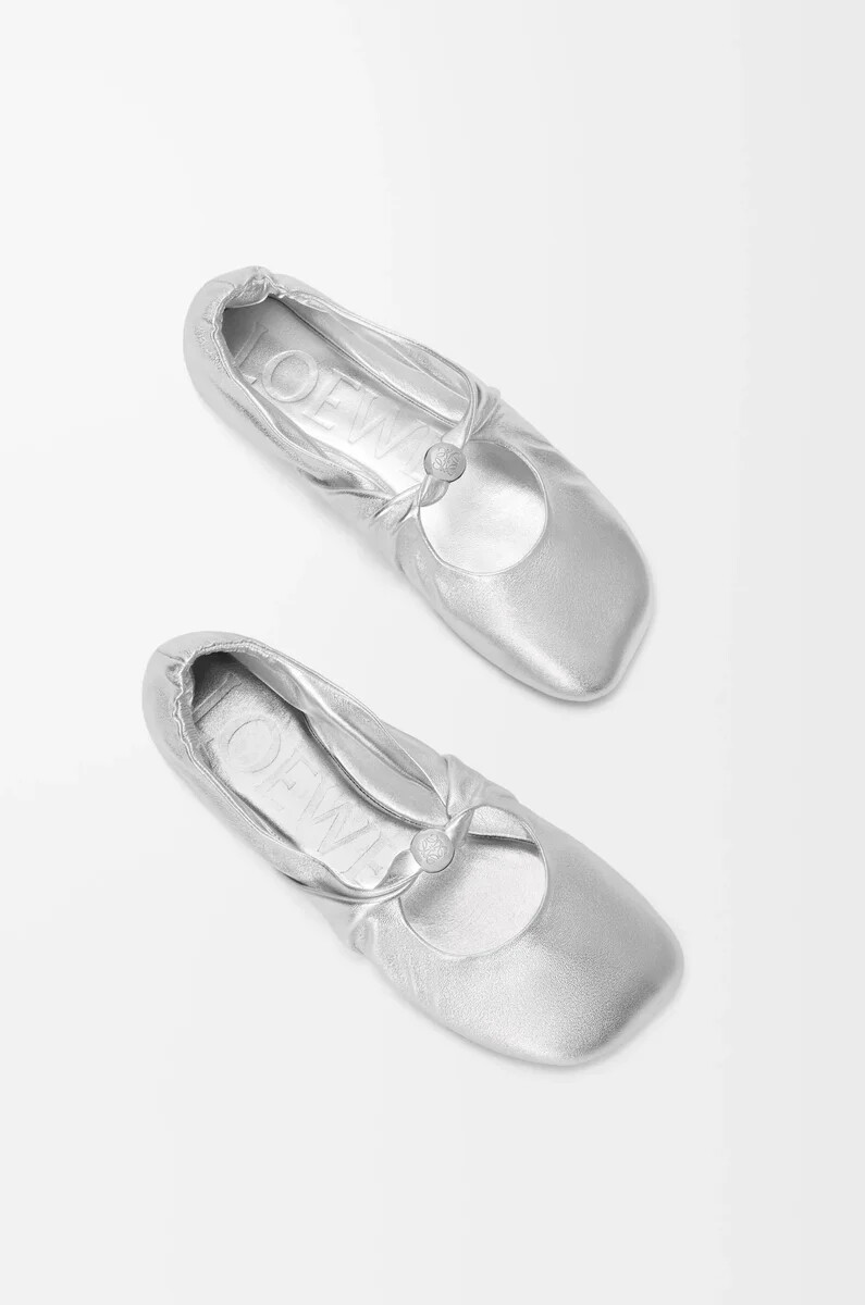 pebble soft ballerina aus laminiertem nappa-lammleder silber