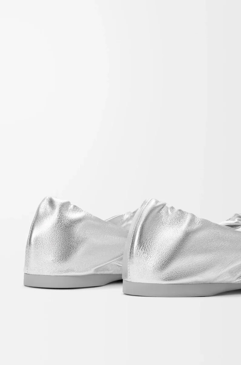 pebble soft ballerina aus laminiertem nappa-lammleder silber