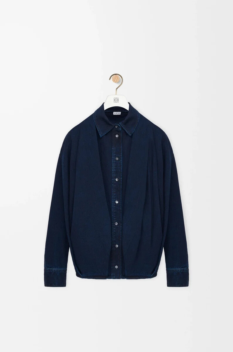 drapiertes hemd aus denim in dunkelindigo