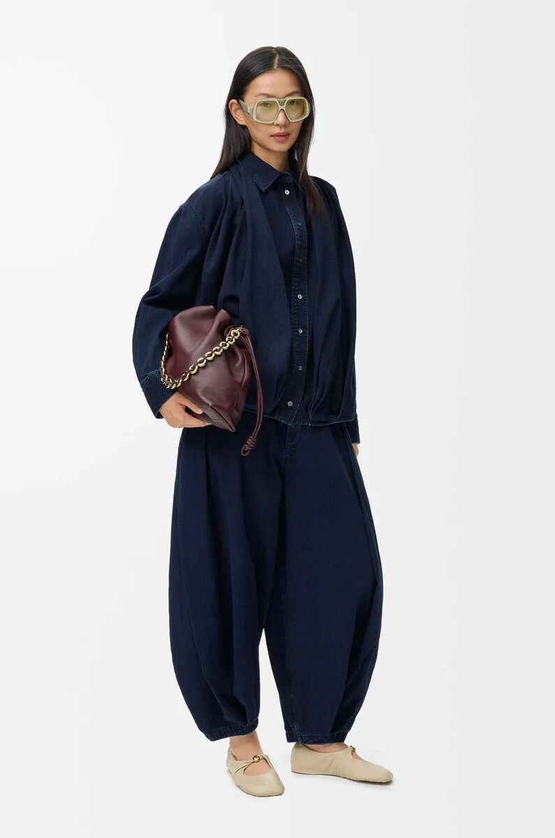 drapiertes hemd aus denim in dunkelindigo