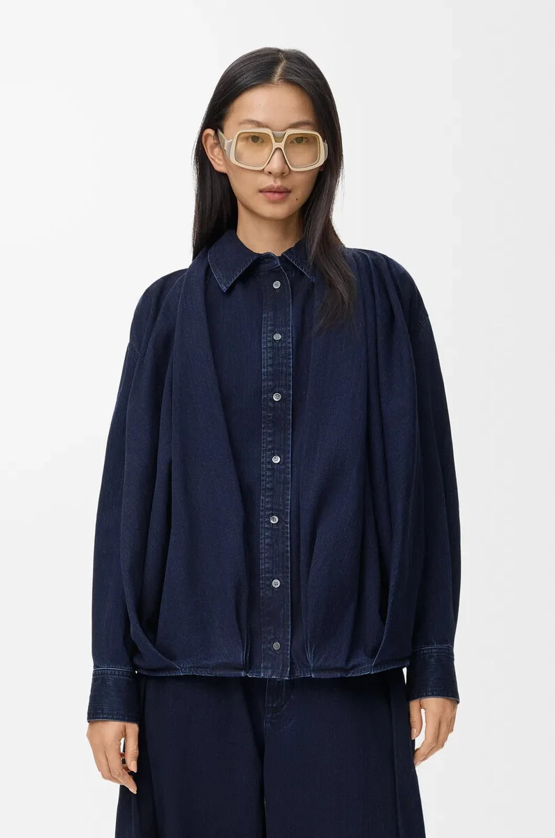 drapiertes hemd aus denim in dunkelindigo