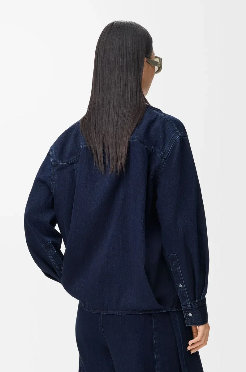 drapiertes hemd aus denim in dunkelindigo