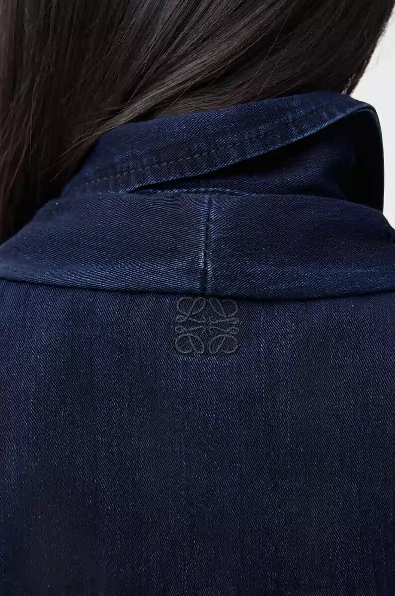 drapiertes hemd aus denim in dunkelindigo