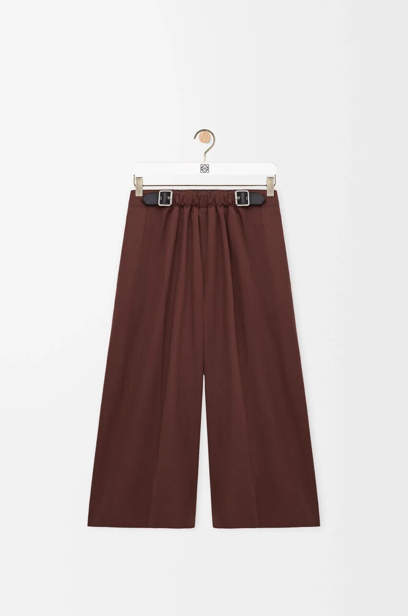 kurze taillierte hose aus baumwolle und seide kaffee