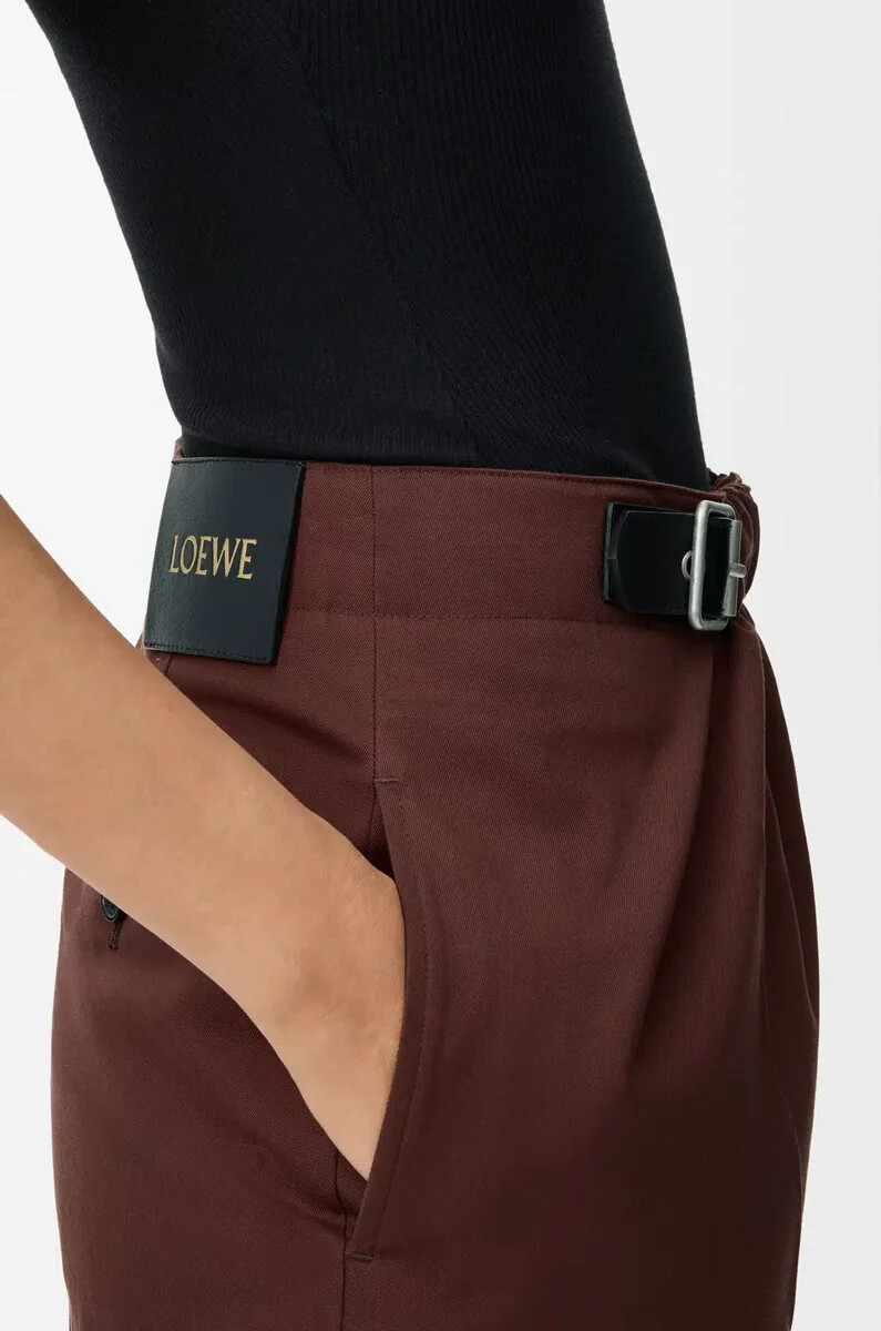 kurze taillierte hose aus baumwolle und seide kaffee