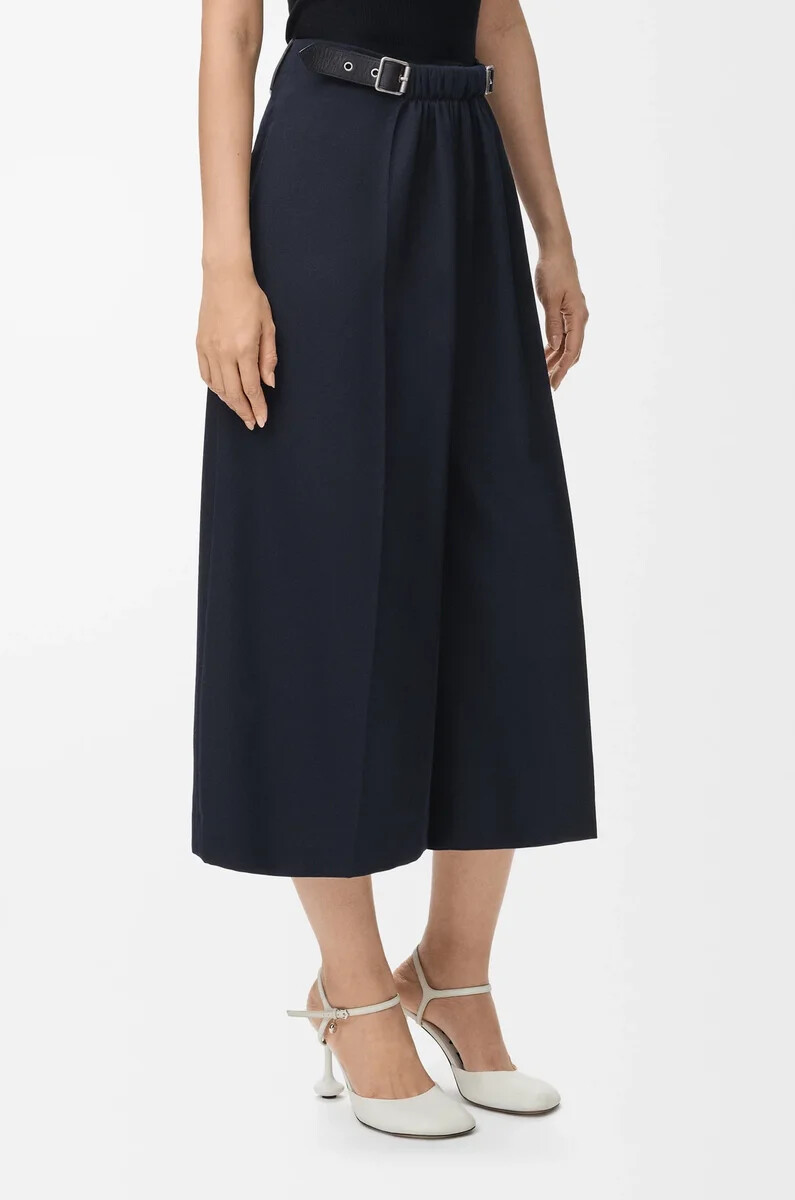 kurze taillierte wollhose in marineblau