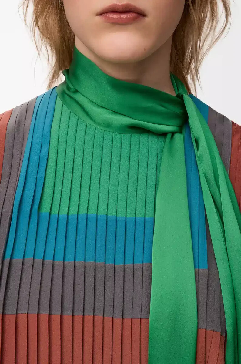kleid aus technischem crêpe in karamellhellgrün