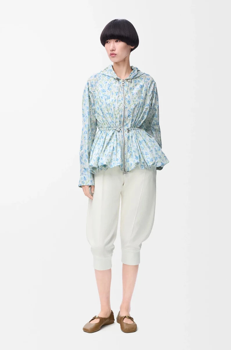 kapuzenjacke aus seidentaft weißblau