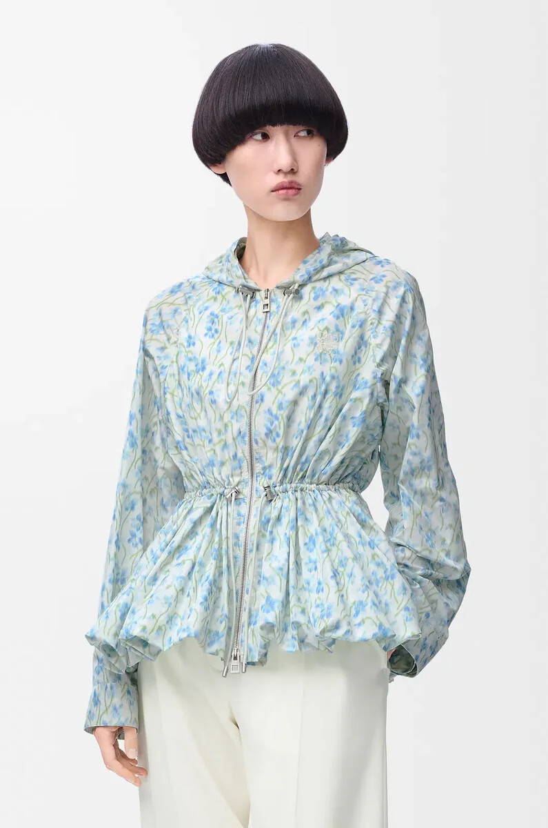 kapuzenjacke aus seidentaft weißblau