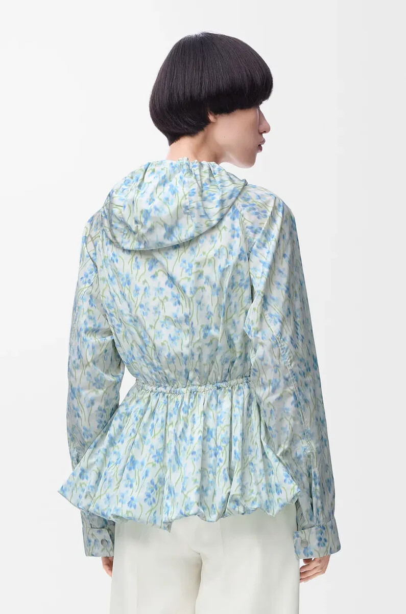 kapuzenjacke aus seidentaft weißblau