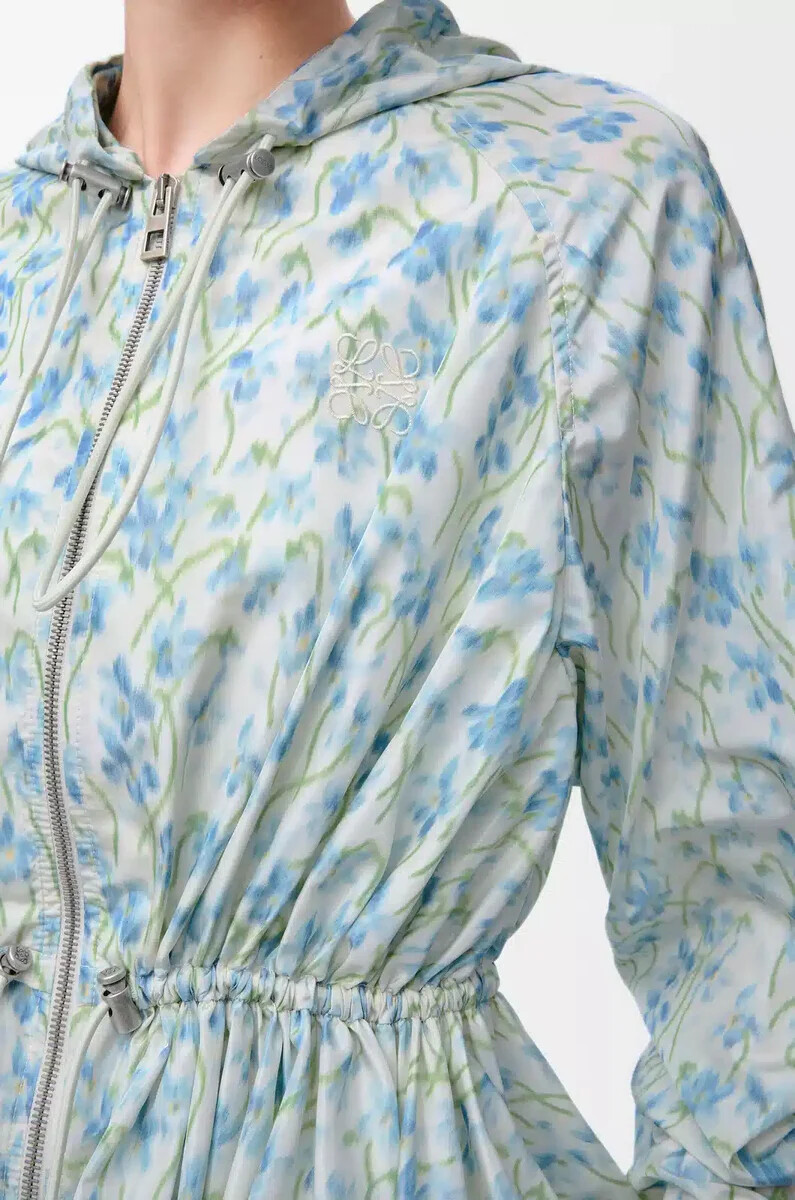 kapuzenjacke aus seidentaft weißblau