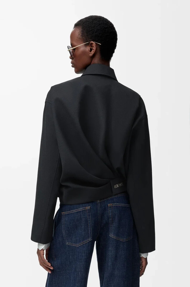 drapierte jacke aus schwarzer wolle