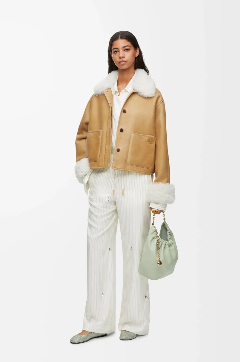 jacke aus shearling weißgold