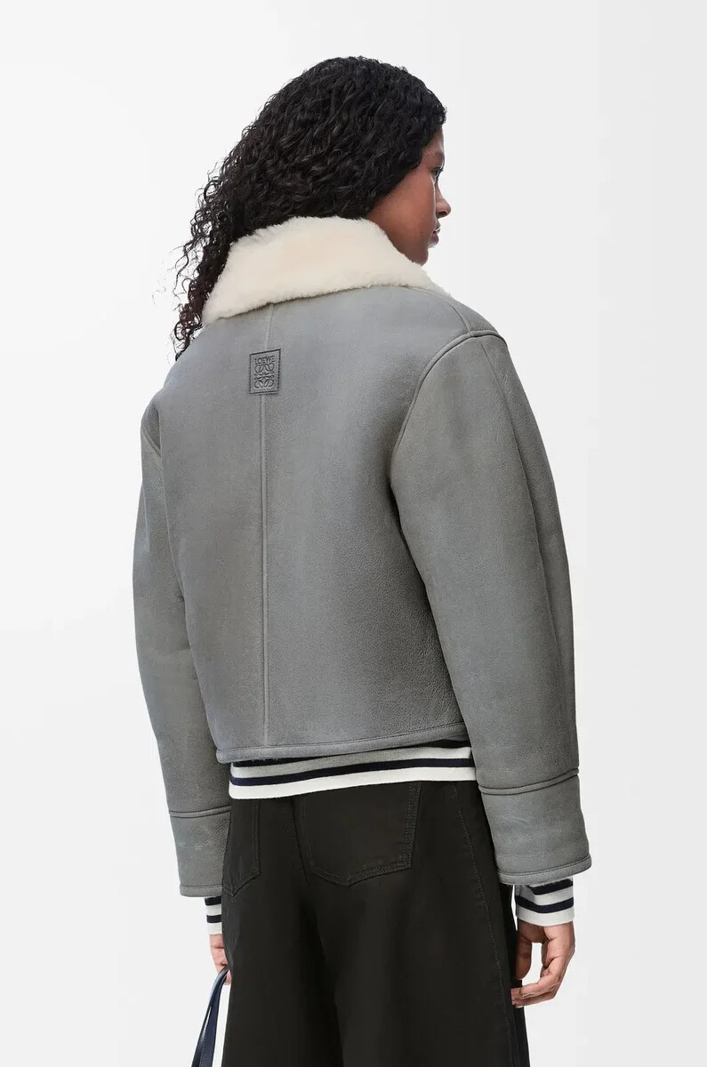 jacke aus shearling grau