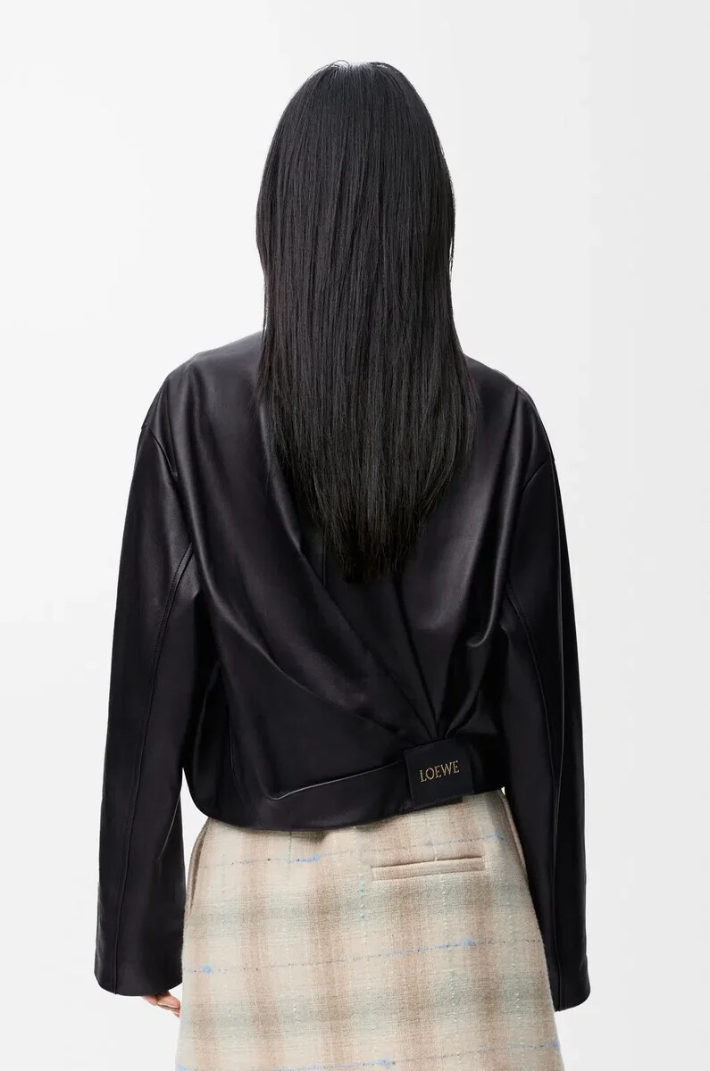 drapierte jacke aus schwarzem nappa-lammleder