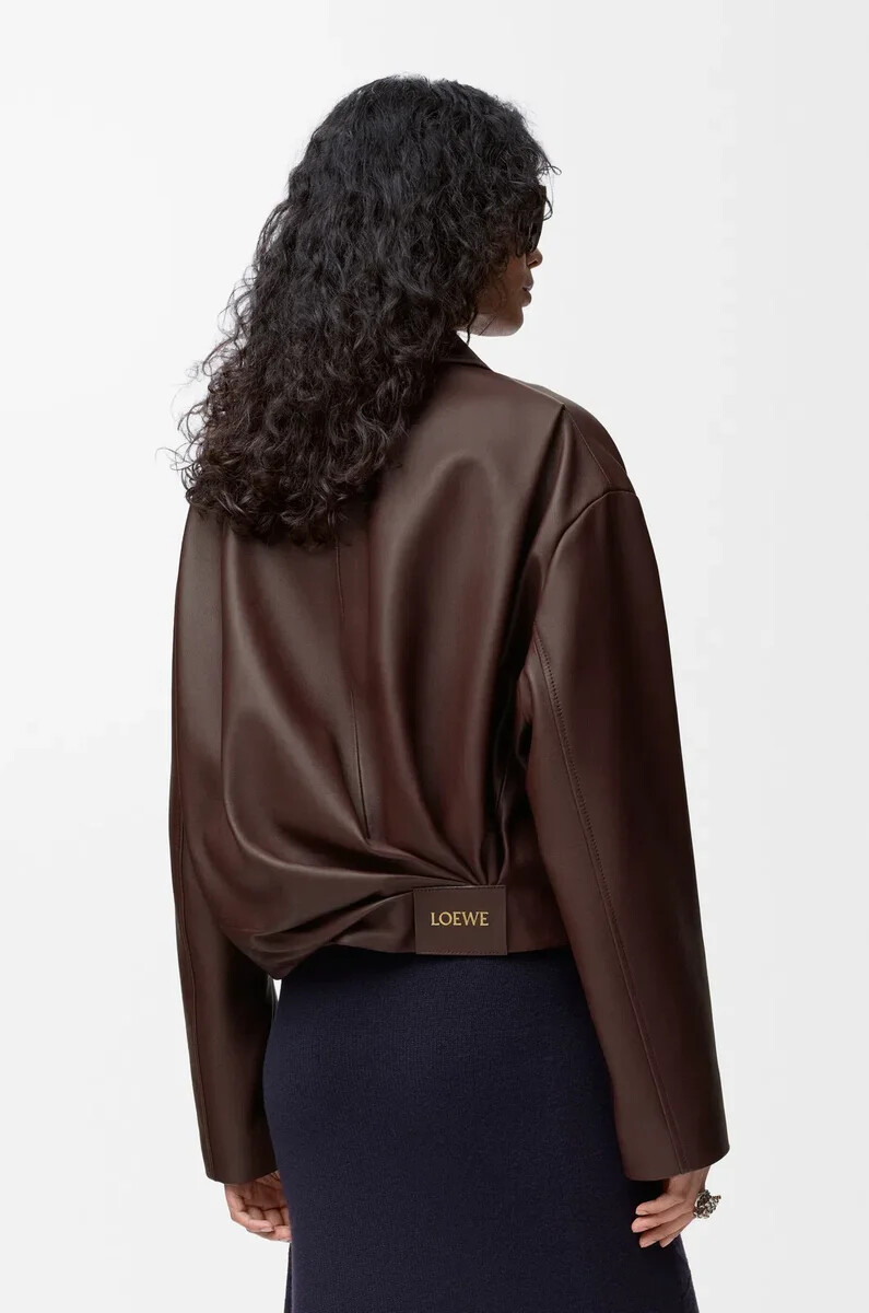 drapierte jacke aus nappa-lammleder in schokoladenbraun