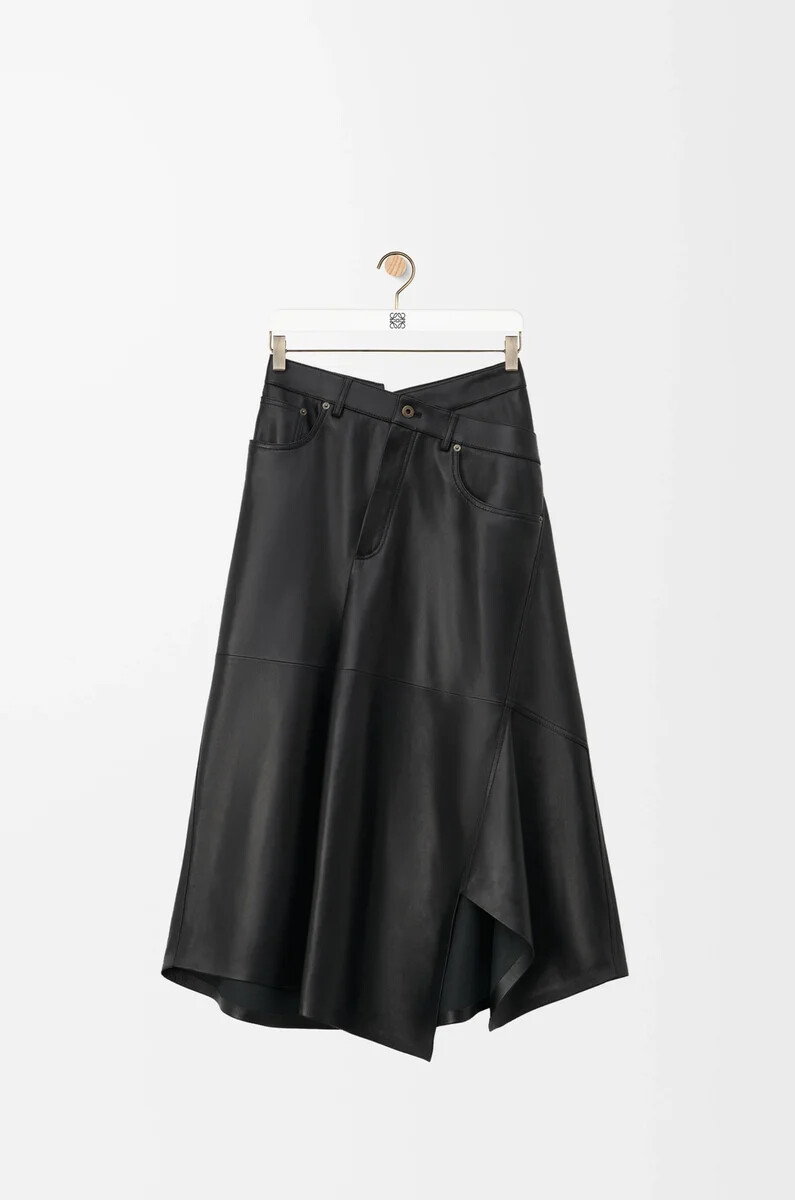 asymmetrischer rock aus schwarzem satin-nappa-lammleder