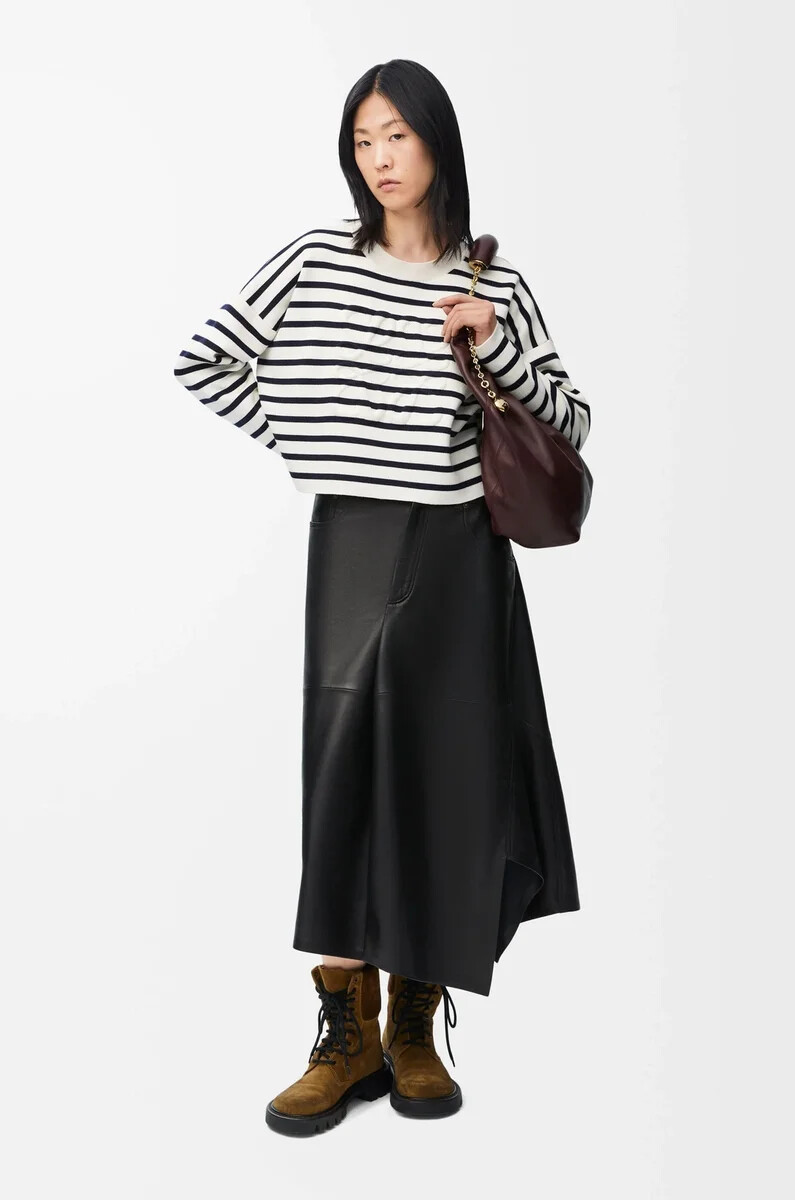 asymmetrischer rock aus schwarzem satin-nappa-lammleder