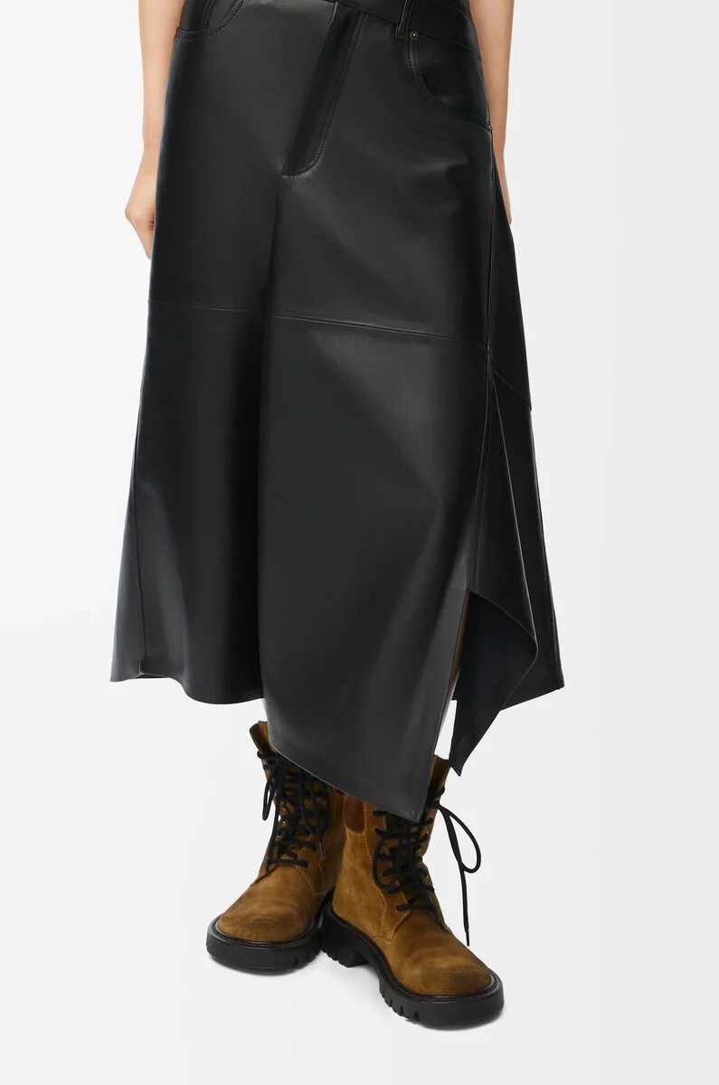 asymmetrischer rock aus schwarzem satin-nappa-lammleder