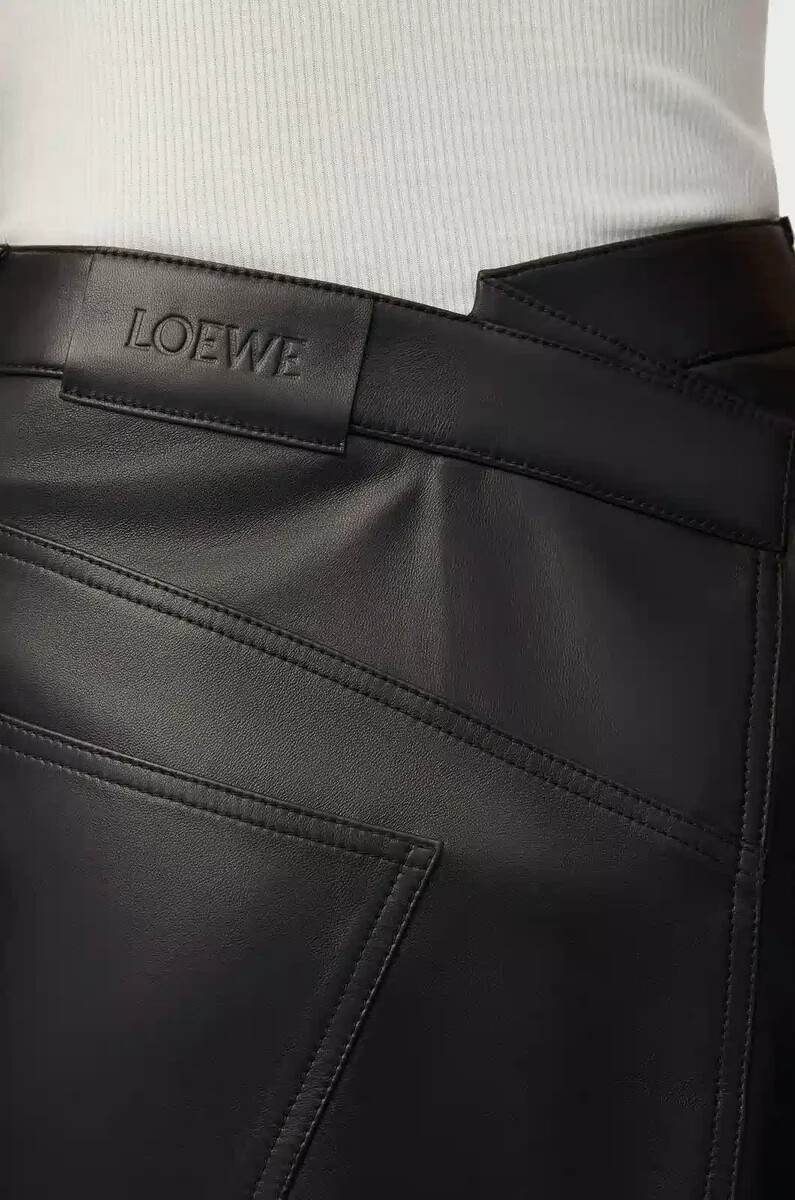 asymmetrischer rock aus schwarzem satin-nappa-lammleder