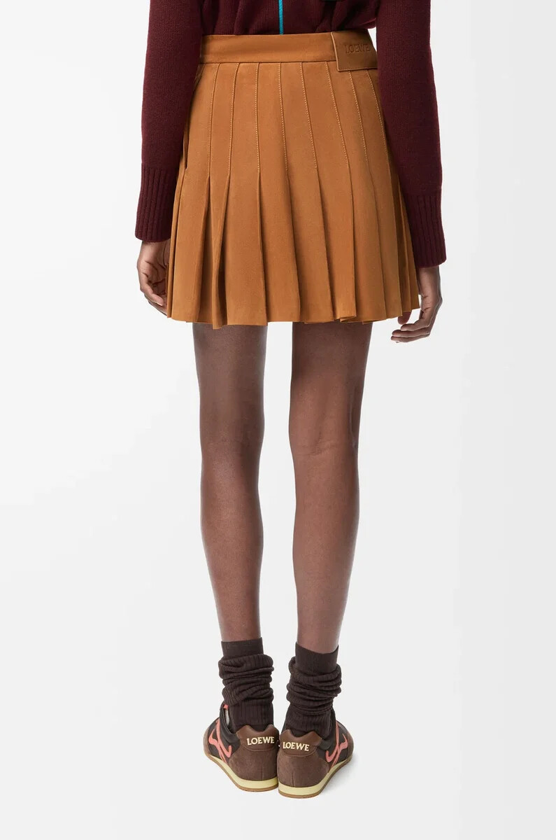 plissierter minirock aus wildleder-lammleder in toffee