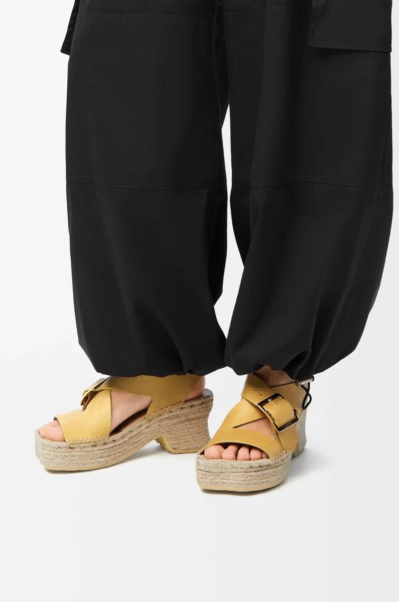 petal espadrille-plateausandalen aus pflanzlich gegerbtem kalbsleder in ocker