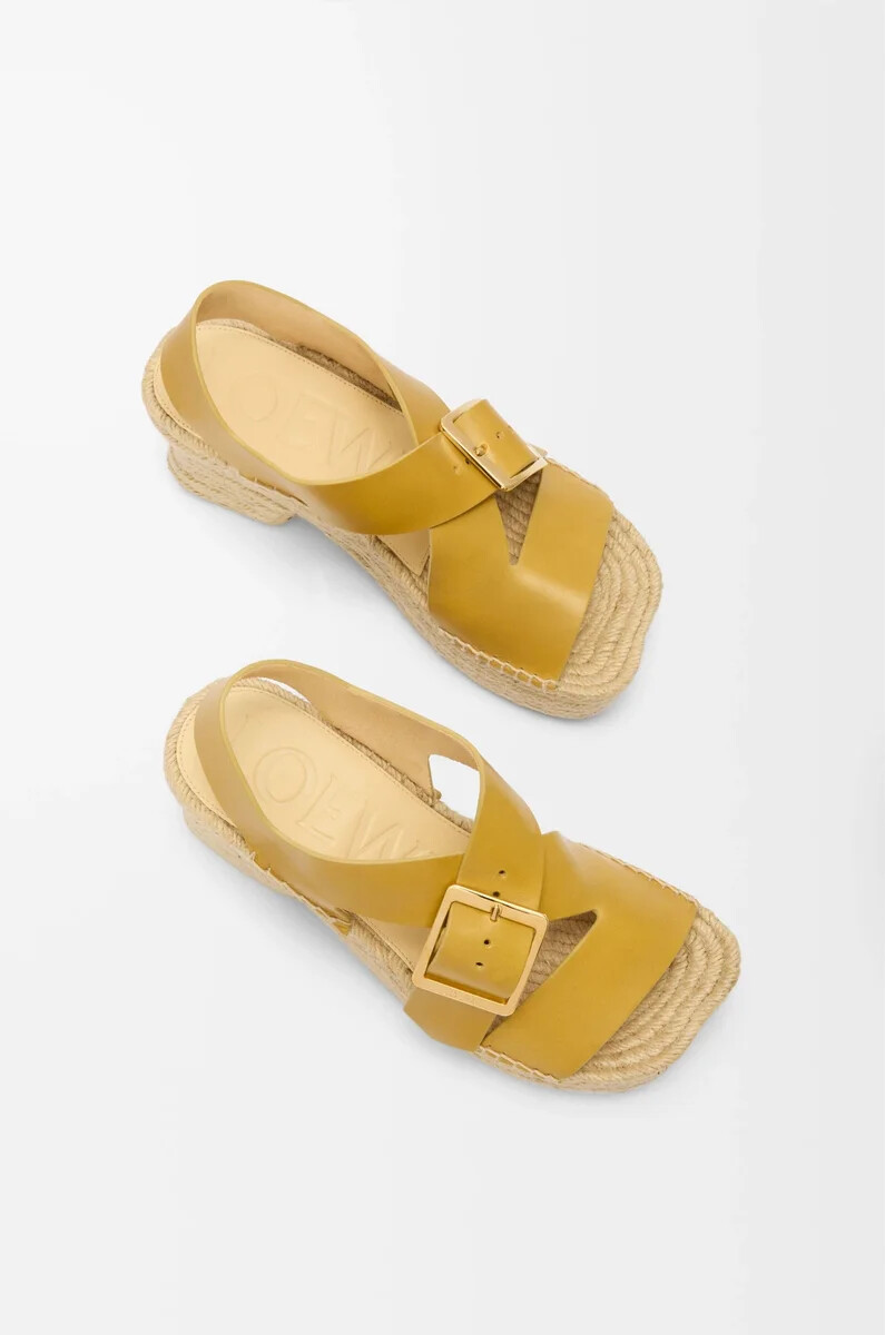 petal espadrille-plateausandalen aus pflanzlich gegerbtem kalbsleder in ocker