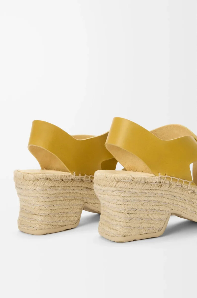 petal espadrille-plateausandalen aus pflanzlich gegerbtem kalbsleder in ocker