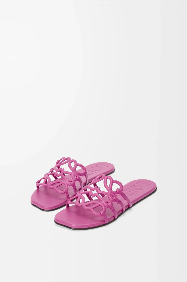 petal anagram slide aus weichem kalbsleder in fuchsia