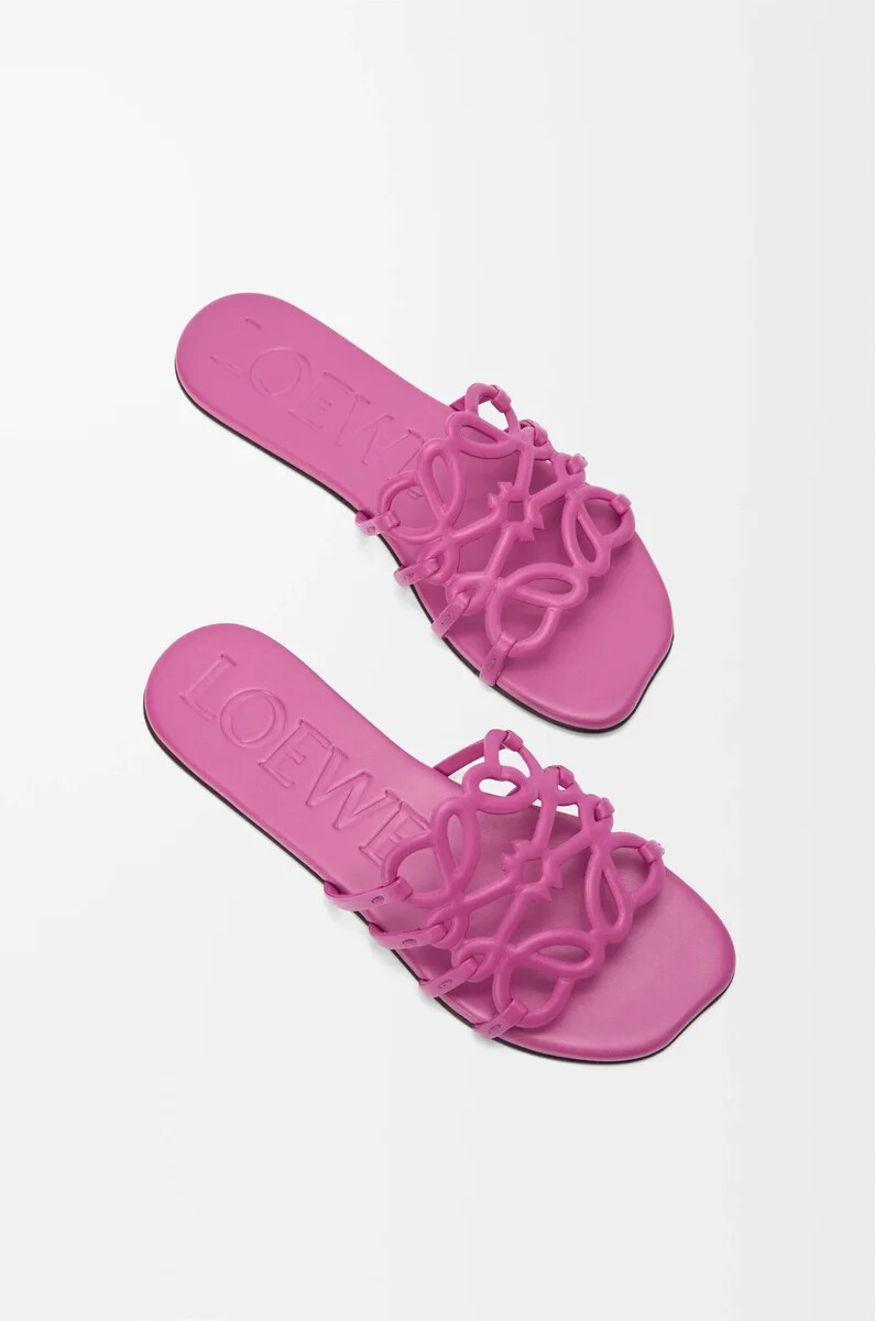 petal anagram slide aus weichem kalbsleder in fuchsia