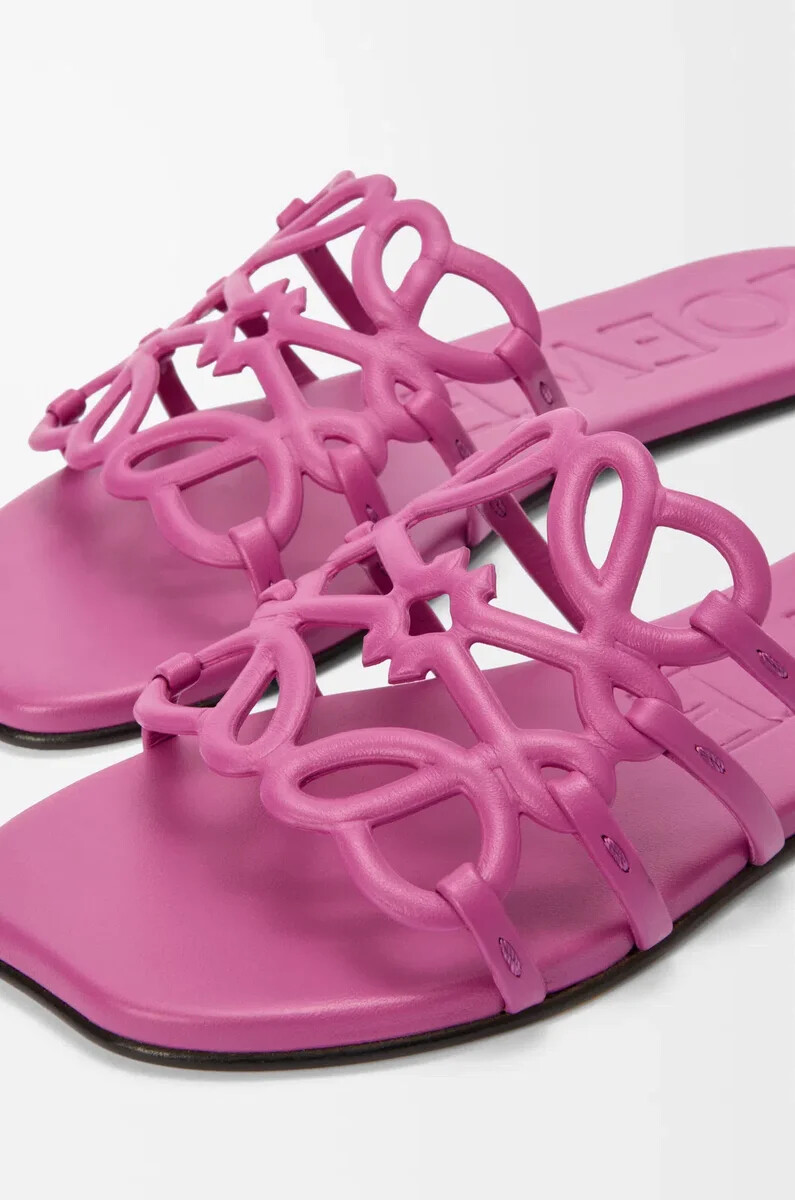 petal anagram slide aus weichem kalbsleder in fuchsia