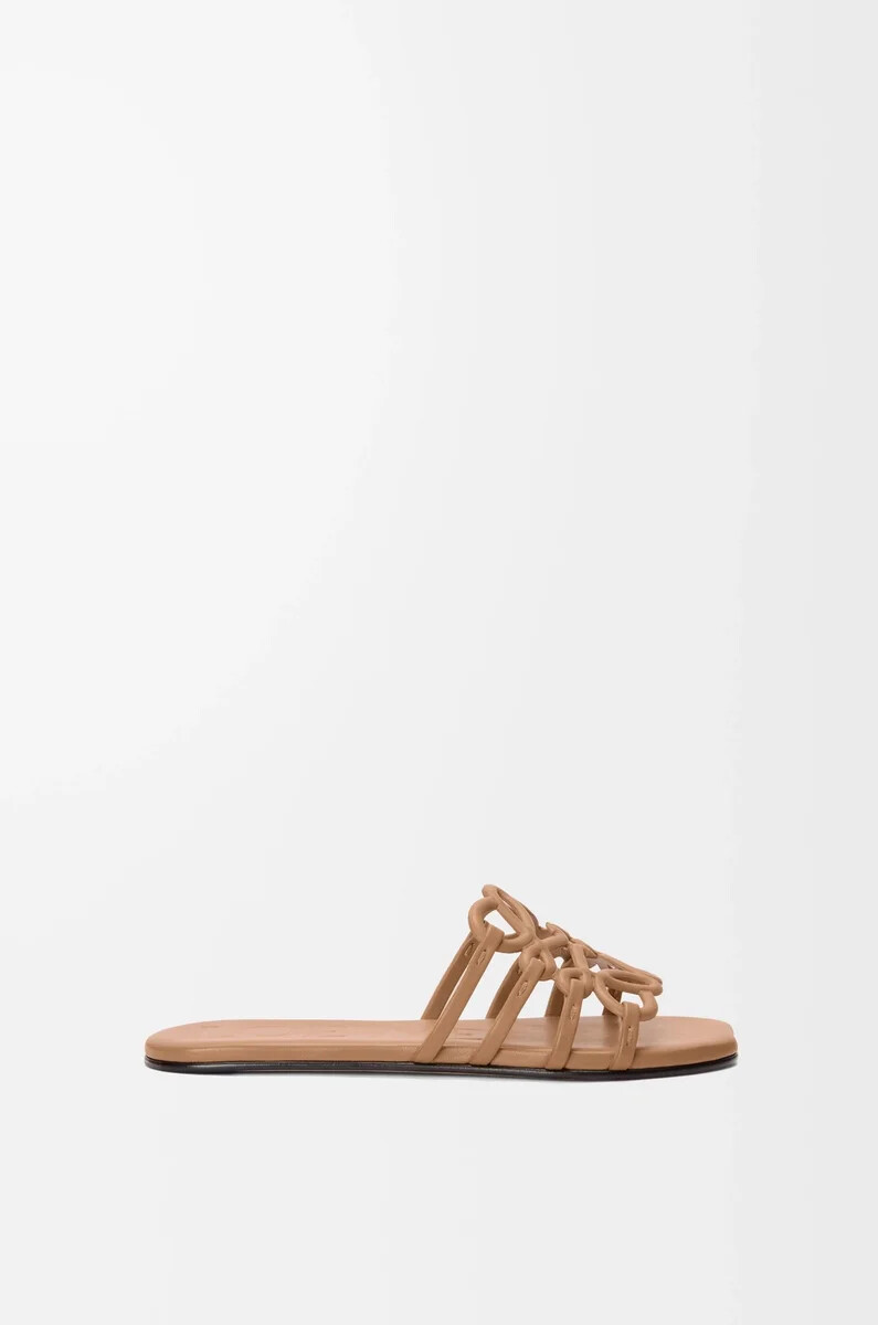 petal anagram slide aus weichem kalbsleder camel
