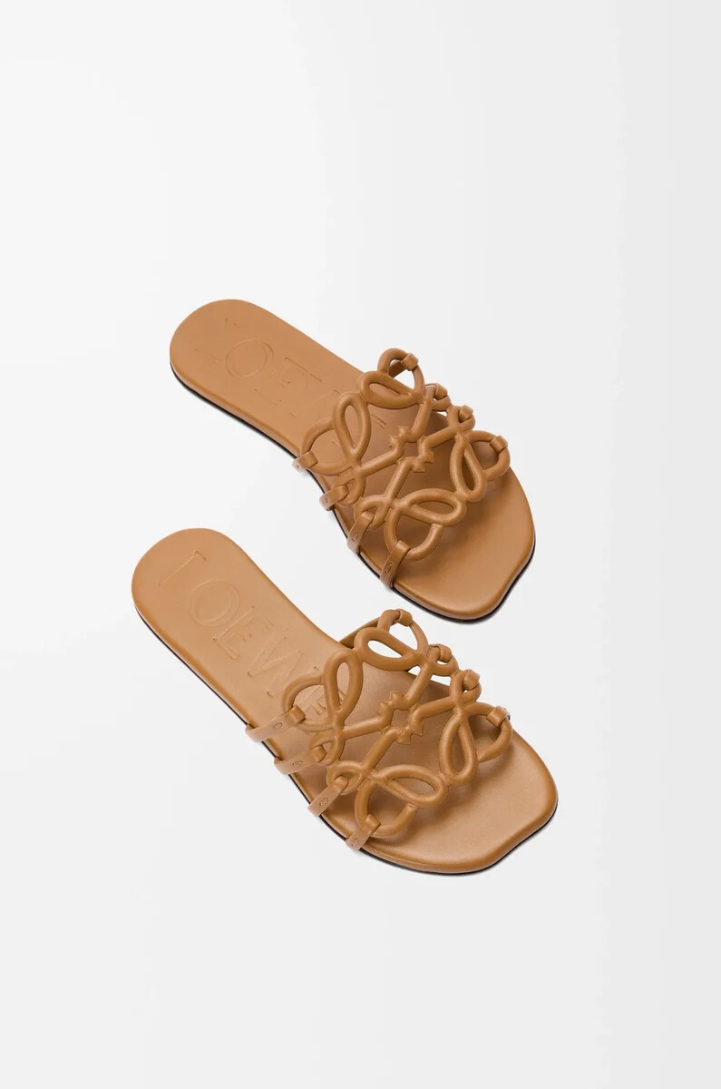 petal anagram slide aus weichem kalbsleder camel