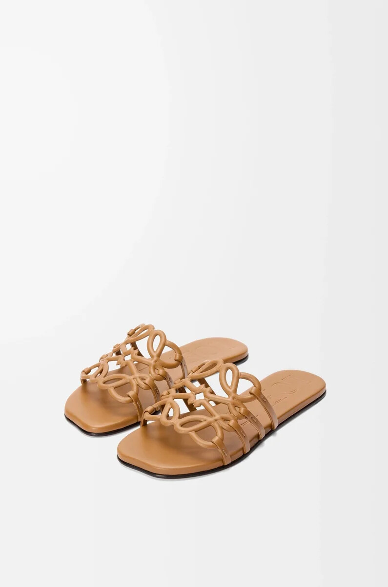 petal anagram slide aus weichem kalbsleder camel