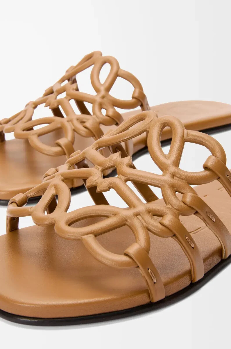 petal anagram slide aus weichem kalbsleder camel