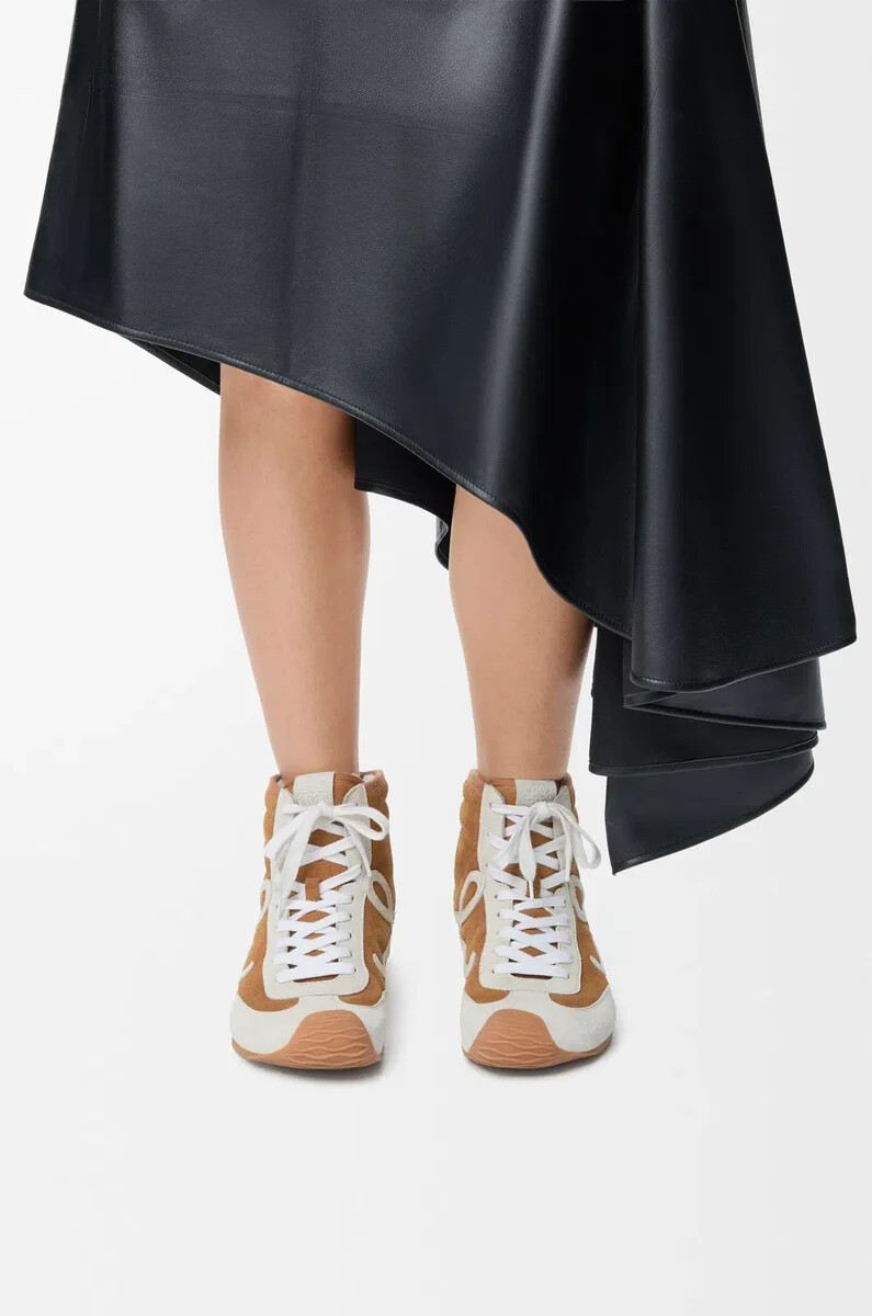 ballet runner 2.0 high-top-sneaker aus wildleder und lammfell farbe hellbraunweiß