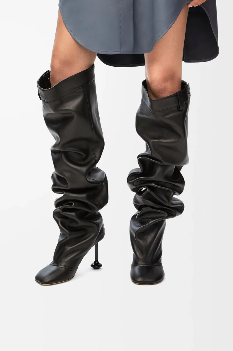 toy overknee-stiefel aus schwarzem nappa-lammleder