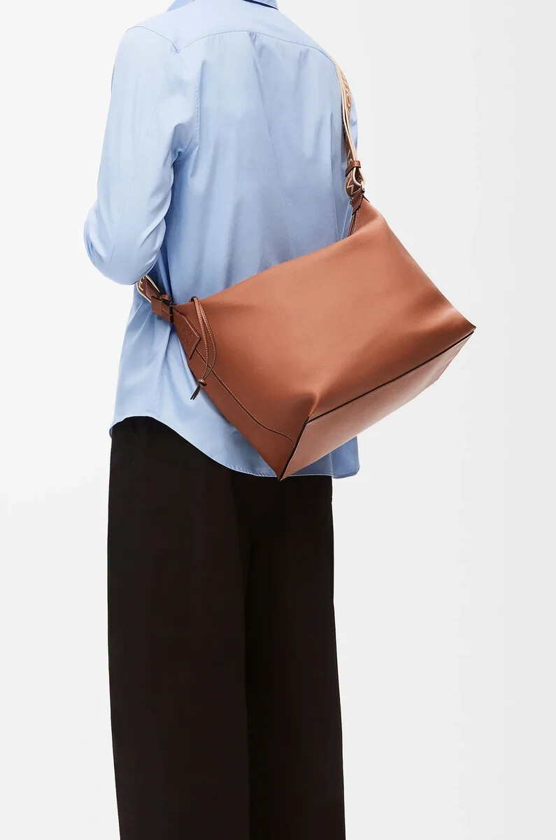 cubi crossbody-tasche aus geschmeidigem glattem kalbsleder und jacquard-muster in hellbraun