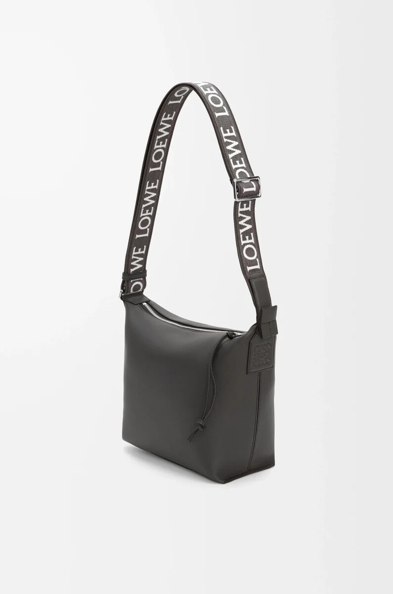 kleine cubi crossbody-tasche aus geschmeidigem glattem kalbsleder und jacquard-muster in dunkelgrau