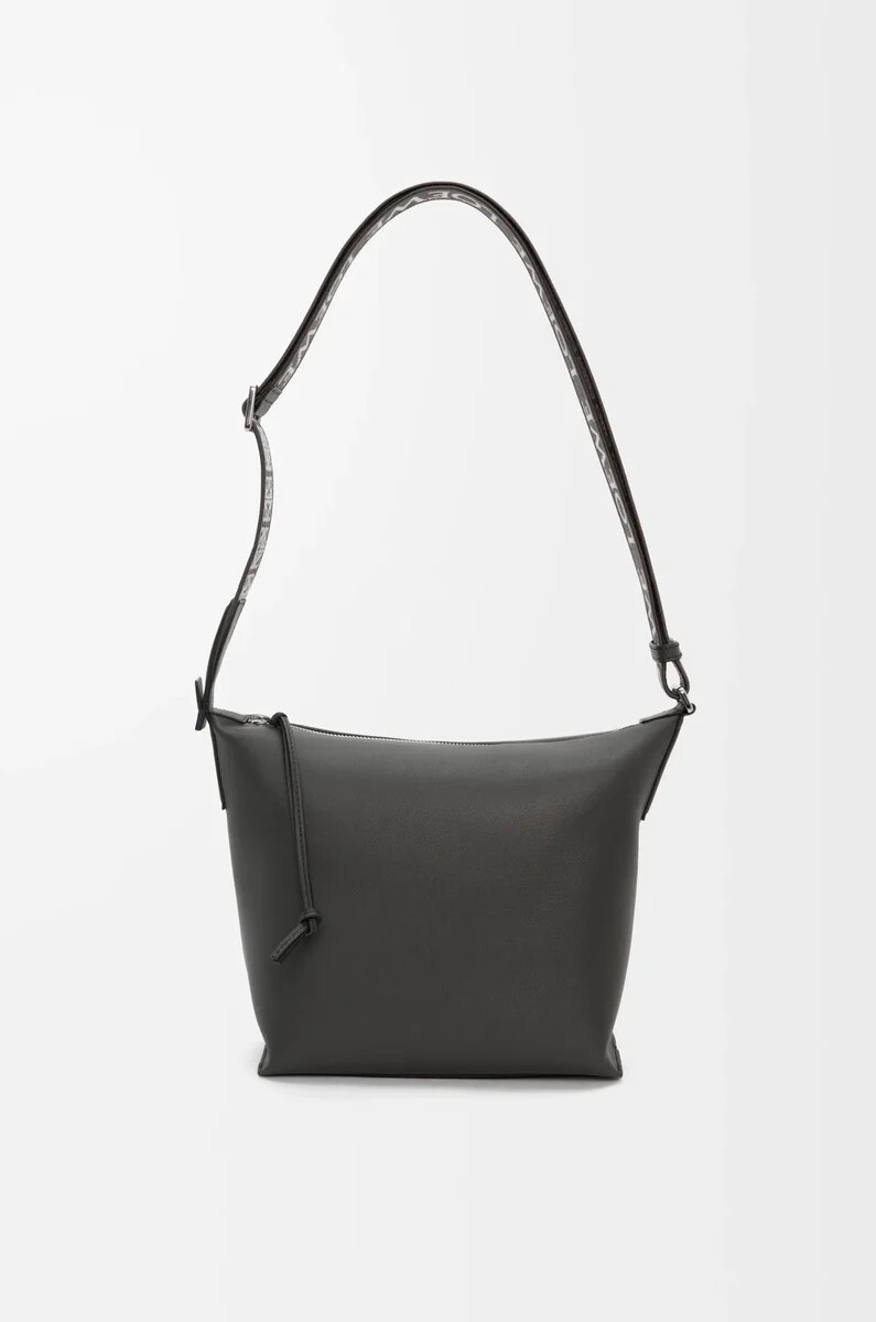 kleine cubi crossbody-tasche aus geschmeidigem glattem kalbsleder und jacquard-muster in dunkelgrau