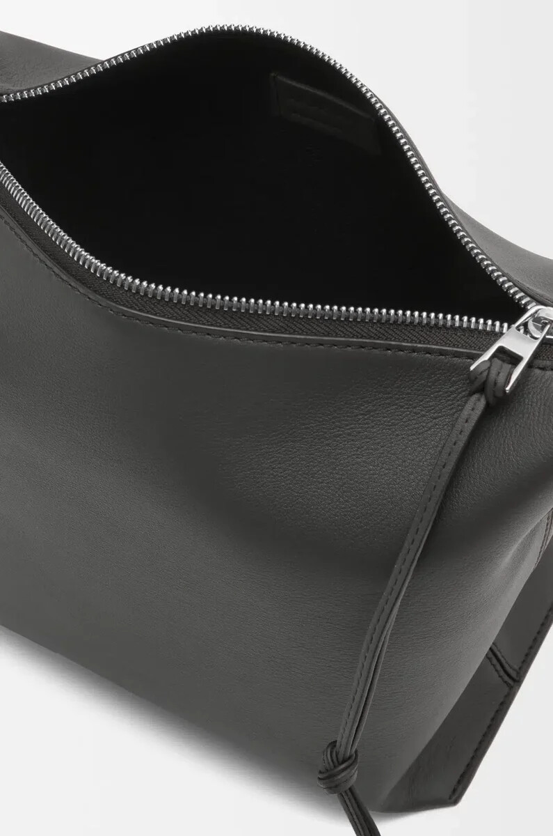 kleine cubi crossbody-tasche aus geschmeidigem glattem kalbsleder und jacquard-muster in dunkelgrau