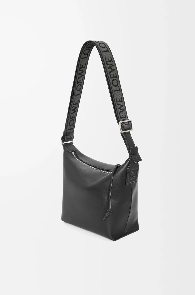 kleine cubi-umhängetasche aus geschmeidigem glattem kalbsleder und jacquard-muster in schwarz