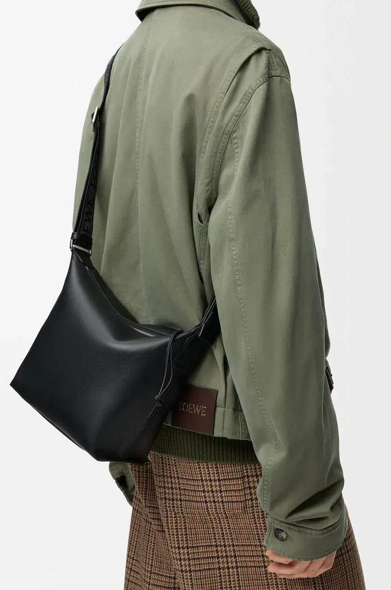 kleine cubi-umhängetasche aus geschmeidigem glattem kalbsleder und jacquard-muster in schwarz
