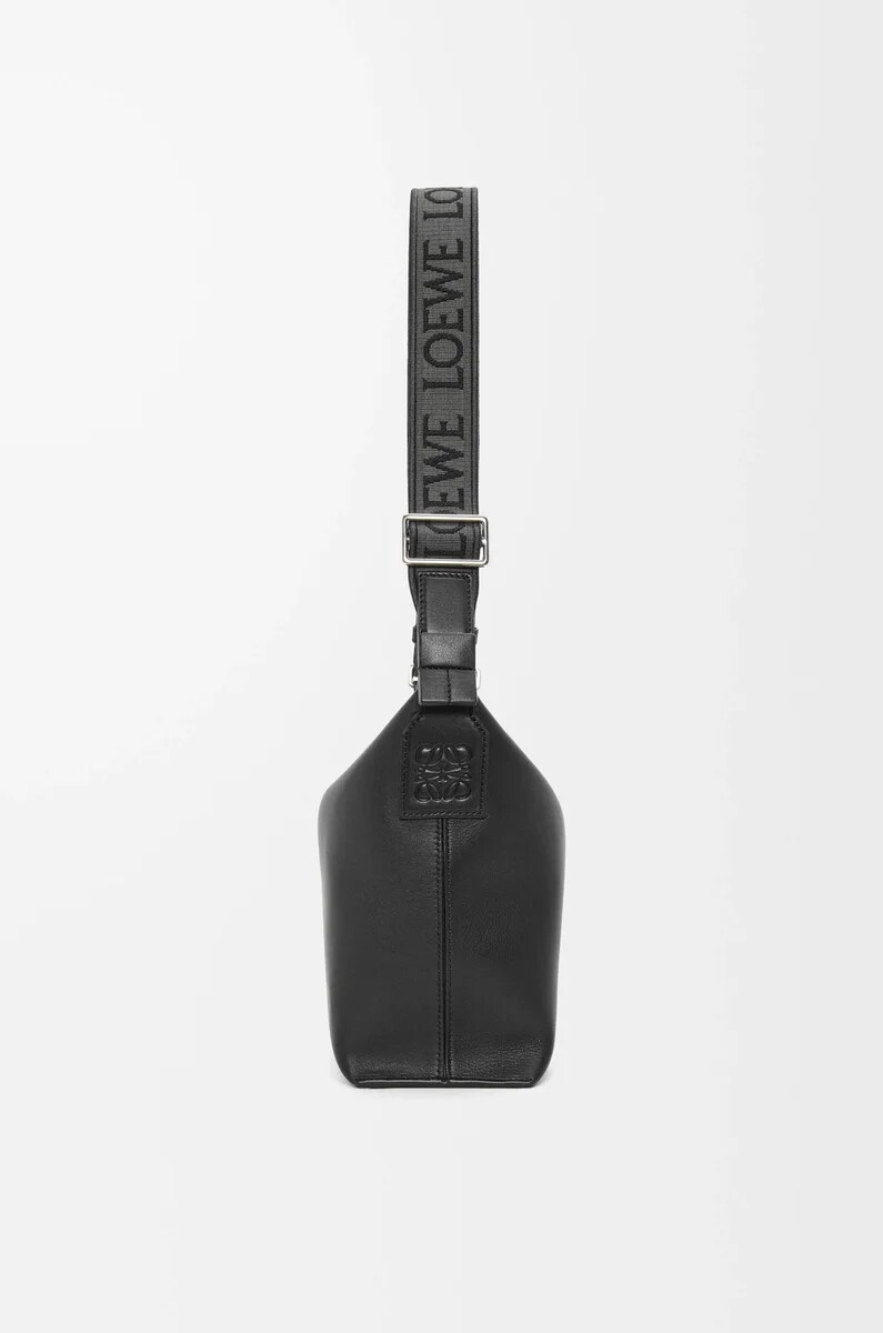 kleine cubi-umhängetasche aus geschmeidigem glattem kalbsleder und jacquard-muster in schwarz