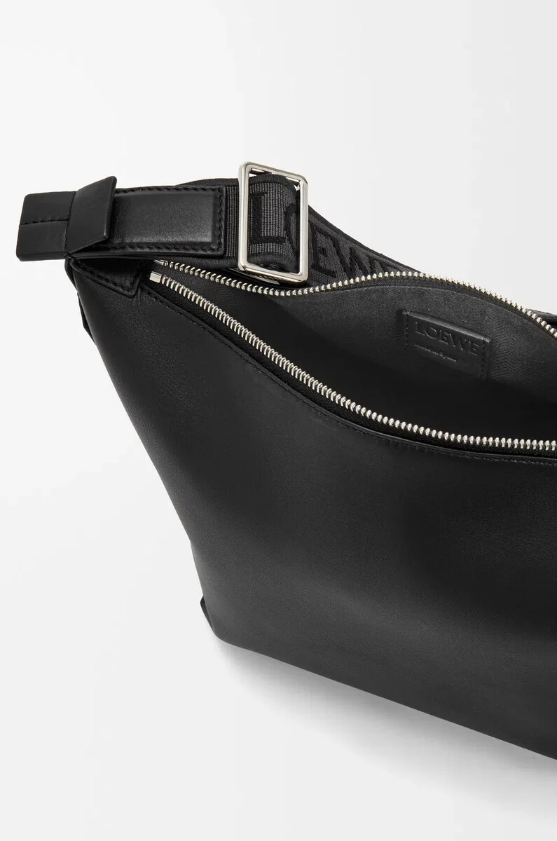 kleine cubi-umhängetasche aus geschmeidigem glattem kalbsleder und jacquard-muster in schwarz