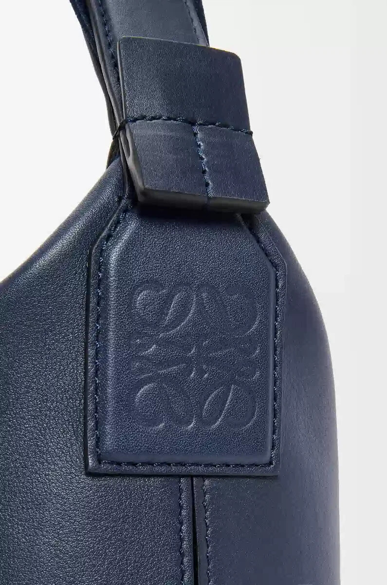kleine cubi-umhängetasche aus geschmeidigem glattem kalbsleder und jacquard-muster in dunkelblau