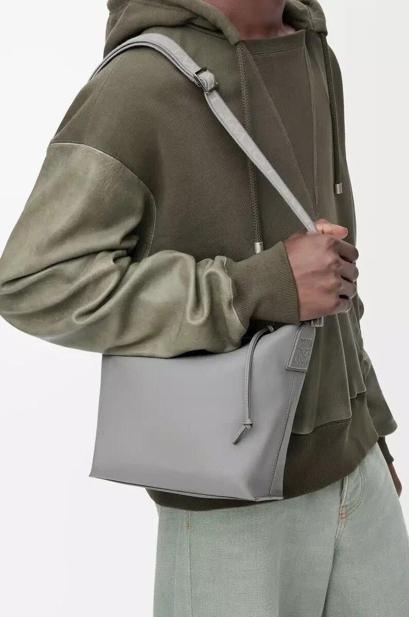 kleine cubi-umhängetasche aus geschmeidigem glattem kalbsleder und jacquard-muster in asphaltgrau