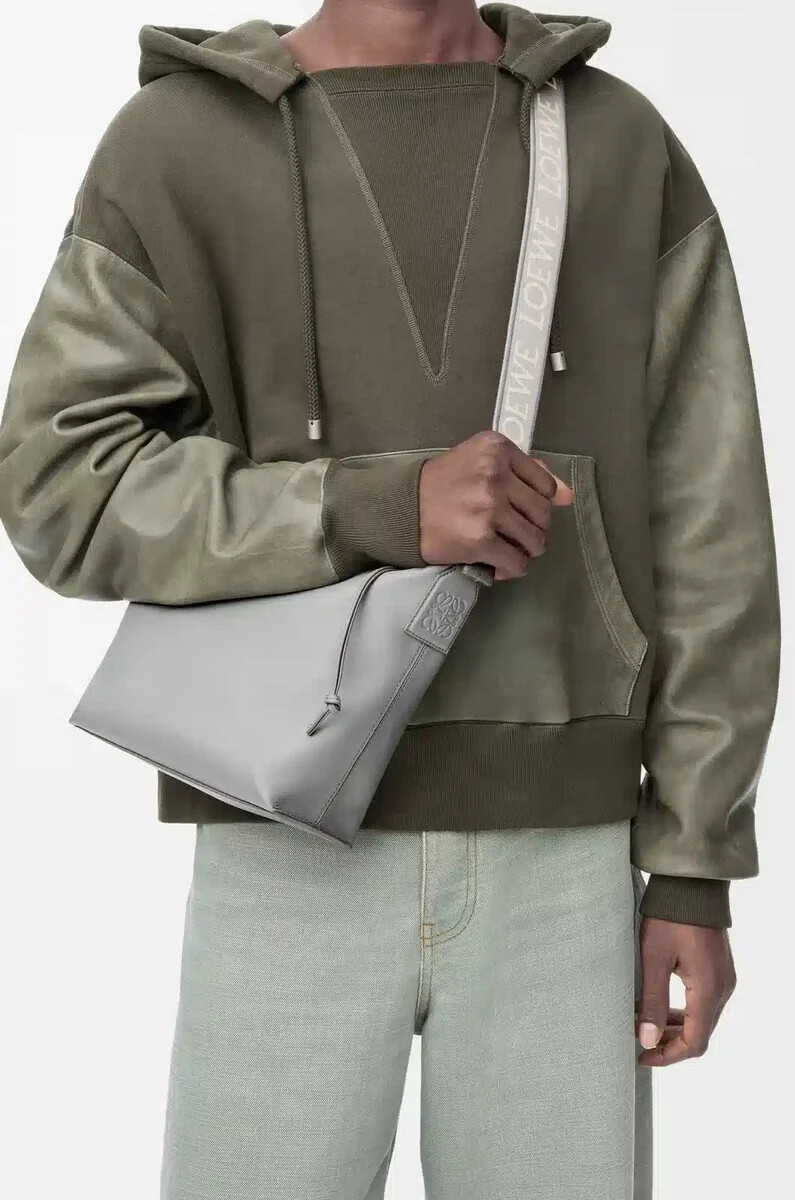 kleine cubi-umhängetasche aus geschmeidigem glattem kalbsleder und jacquard-muster in asphaltgrau