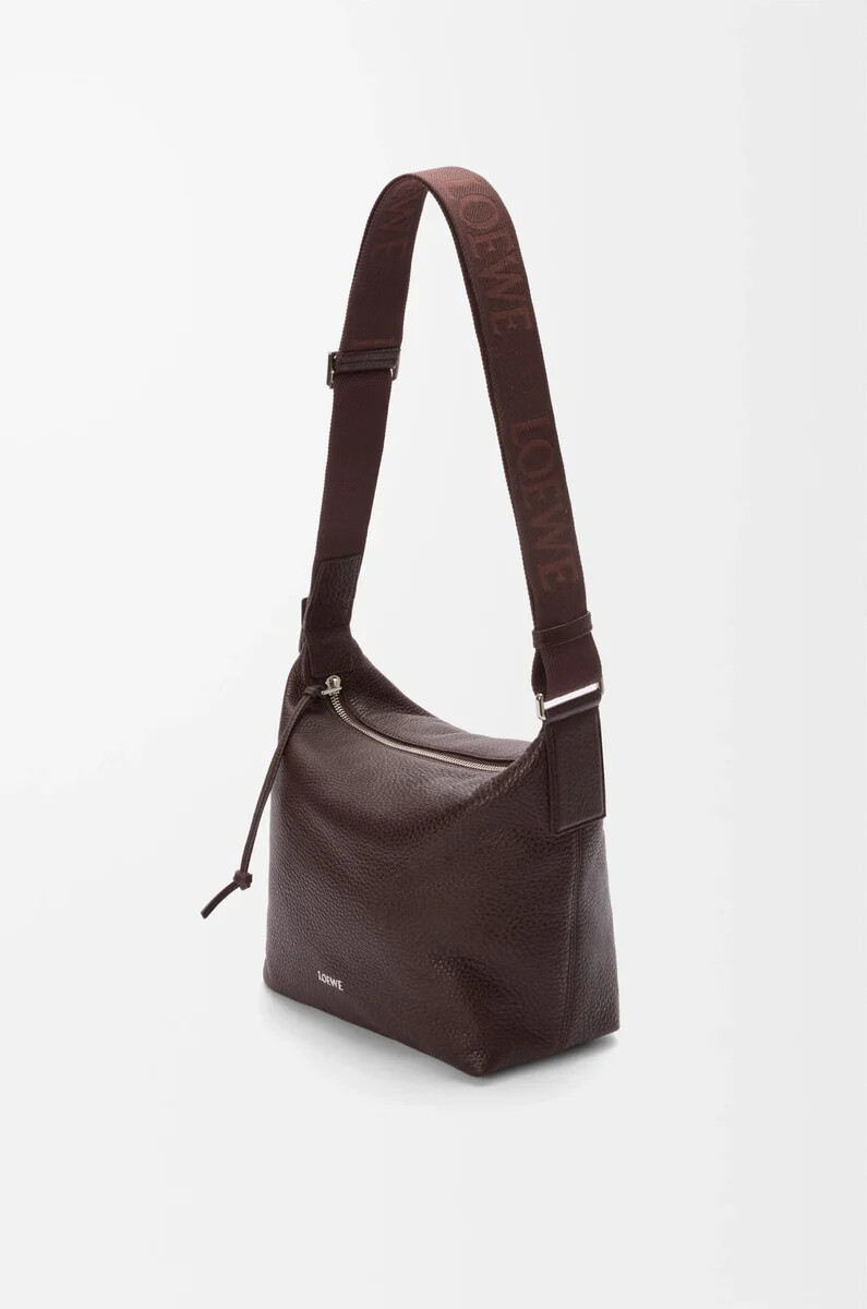 kleine cubi-umhängetasche aus geschmeidigem genarbtem kalbsleder in oxblood