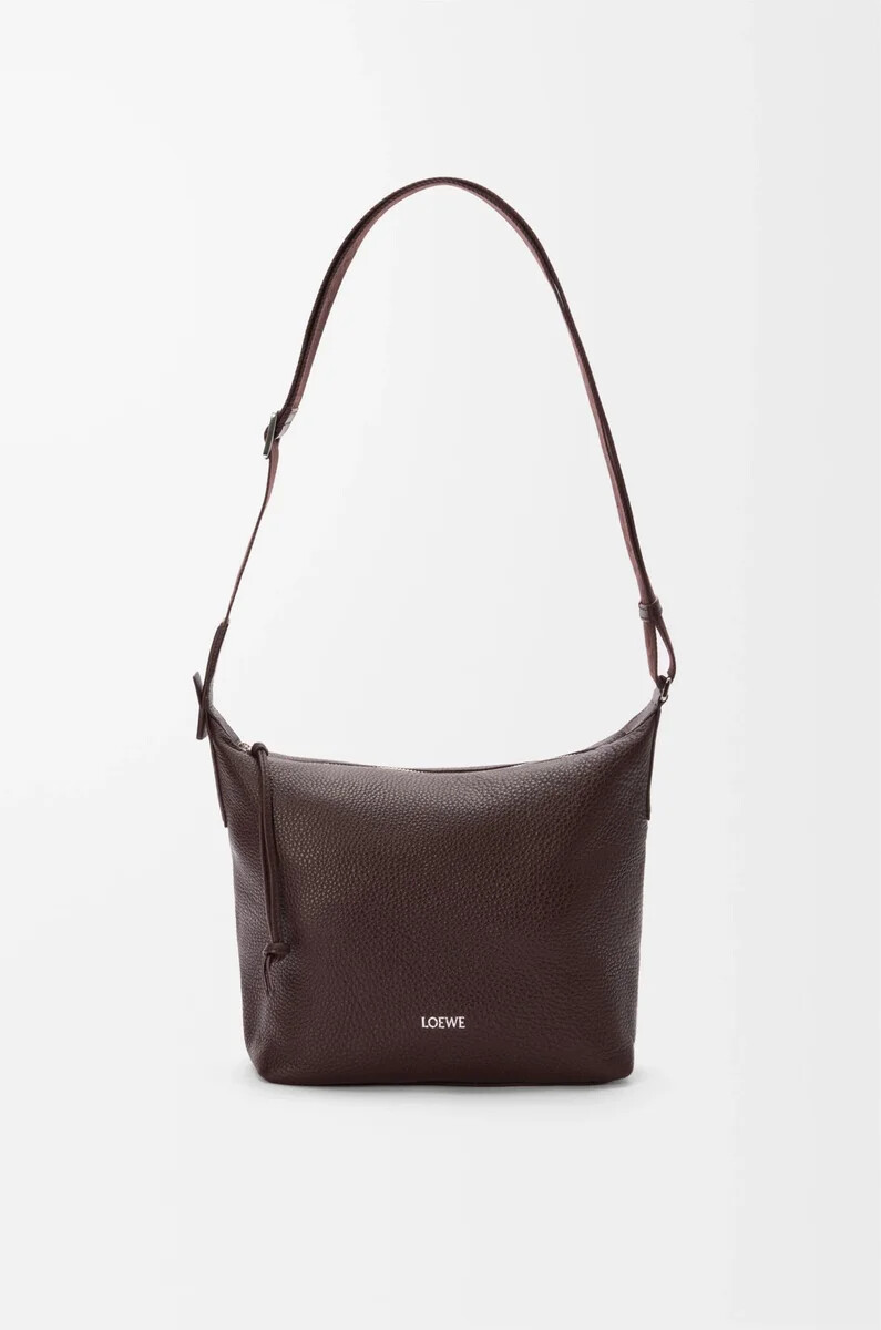 kleine cubi-umhängetasche aus geschmeidigem genarbtem kalbsleder in oxblood